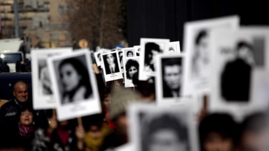 Agrupaciones de Familiares de Detenidos Desaparecidos y Ejecutados Políticos caminaron en silencio alrededor de La Moneda